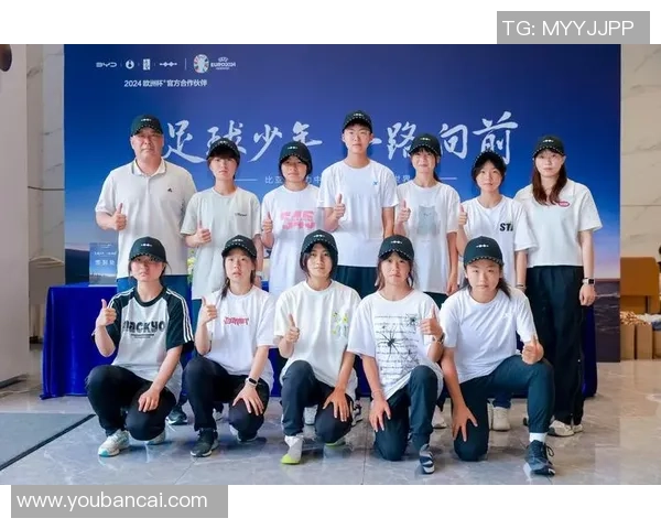 足球少年与偶像同框合影 梦想起航的珍贵瞬间