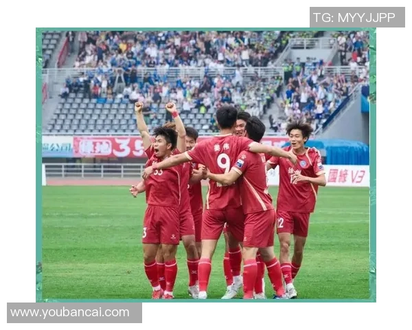 昔日绿茵传奇再聚首 球场重现荣耀时刻 传承经典与热血拼搏